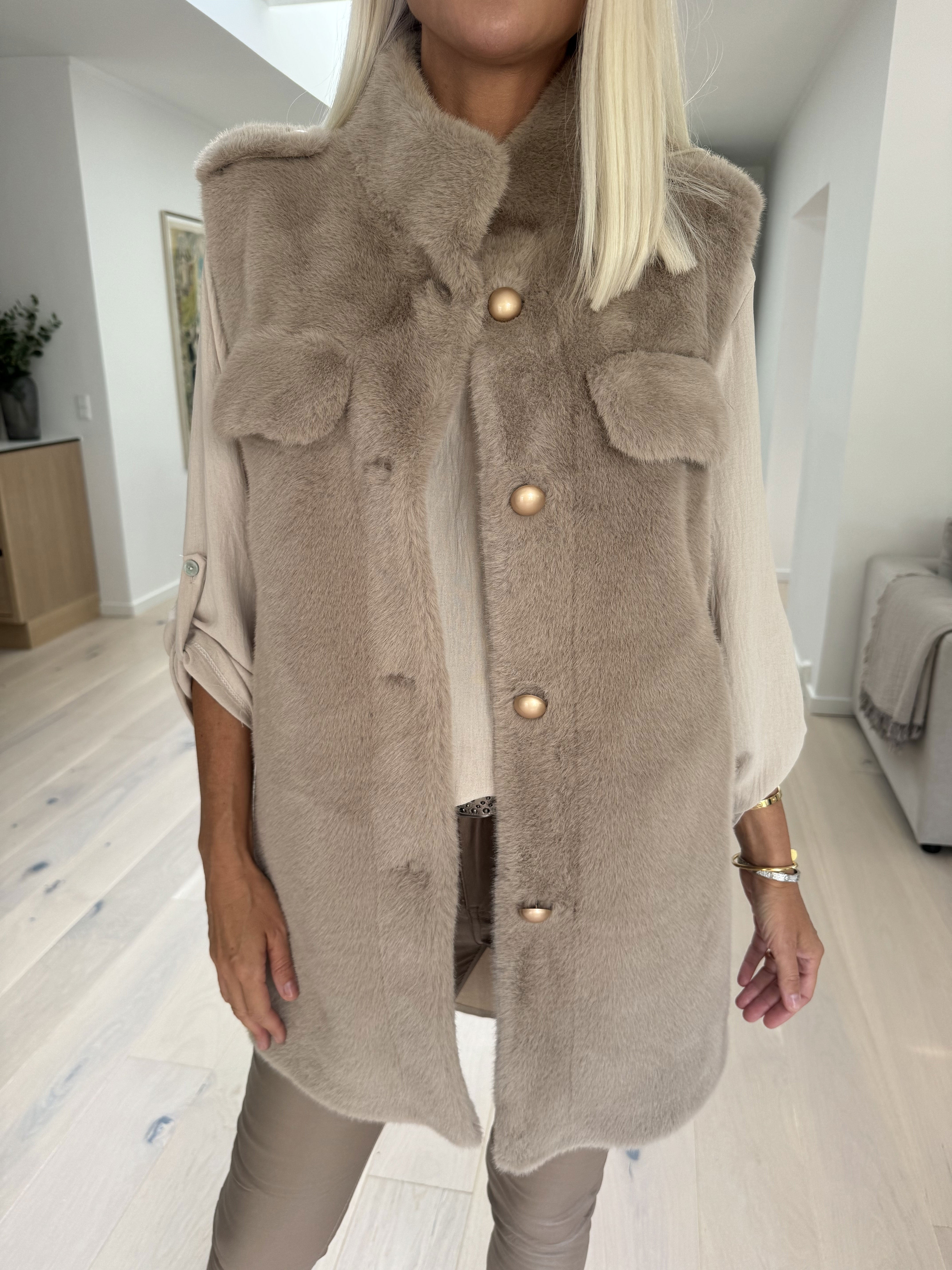 Calista - Meget blød faux fur vest med guld knapper